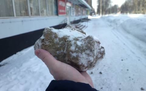 Суровый коми песок: коммунальщики засыпали дороги булыжниками (фото)