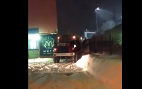 Появилось видео с пожара возле центрального бассейна в Сыктывкаре