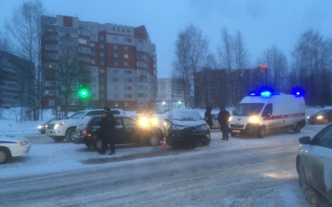 У ТРЦ «Макси» в Сыктывкаре автоледи на «Тойоте» устроила ДТП с пострадавшими