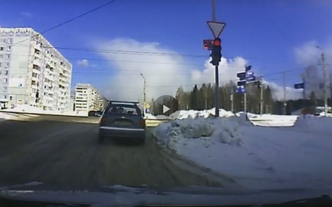 В Сыктывкаре «Шевроле» поехал на красный, но до конца перекрестка не добрался (видео)