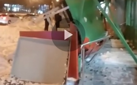 Появилось видео с обрушения фасада «Пятерочки» в Сыктывкаре