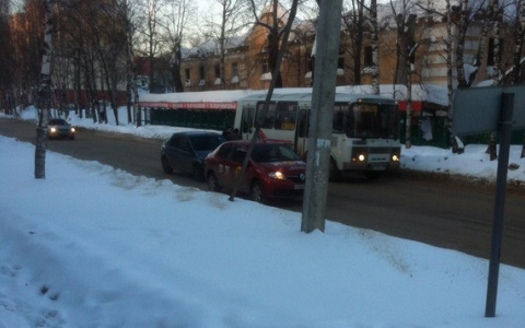 Возле ТЦ в Сыктывкаре посреди дороги подрались два таксиста и водитель (фото)