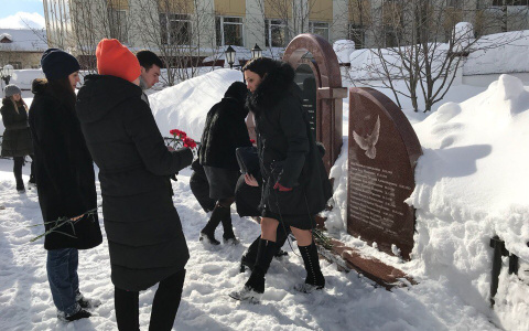 В Ухте на месте сгоревшего ТЦ «Пассаж» почтили память погибших в Кемерово