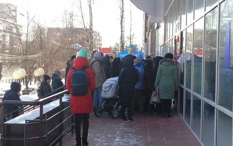 Сыктывкарцы устроили давку, чтобы получить дармовые игрушки для детей