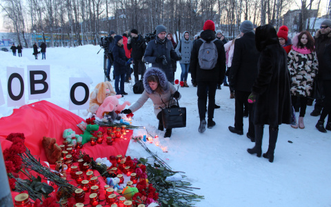 Сыктывкарцы почтили минутой молчания жертв пожара в Кемерово