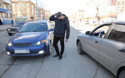 Сыктывкарскому автолюбителю прокололи колеса за обидный комментарий в соцсети