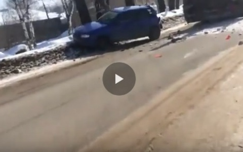В Сыктывкаре бульдозер убирал снег и смял припаркованный «Фиат» (видео)