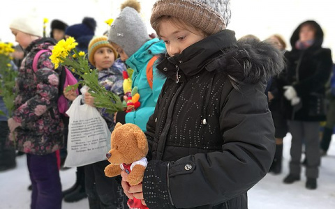 В Сыктывкаре дети принесли игрушки к мемориалу жертв пожара в Кемерово