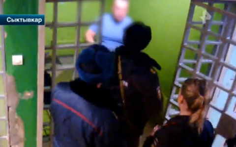 Появилось видео, как пьяный сыктывкарец подрался с полицейскими прямо в отделении