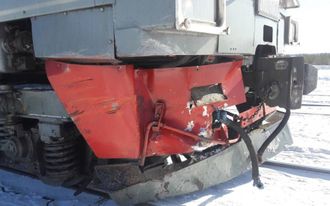 В Сети появились фото с места ДТП в Коми, где внедорожник попал под поезд