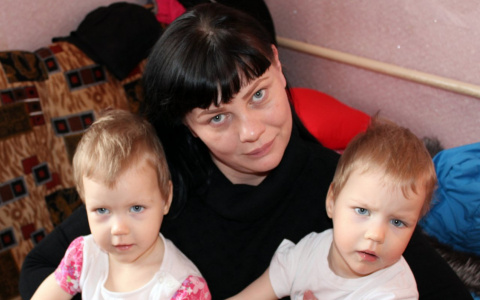 Двухлетним близняшкам с ДЦП срочно нужна помощь сыктывкарцев, у них есть надежда выздороветь (фото)