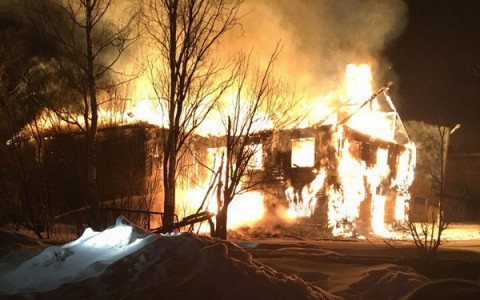 Мощный пожар возле сыктывкарского спорткомплекса: огонь охватил все здание (фото, видео)