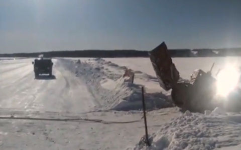 На реке в Коми трактор разорвали надвое при попытке вытянуть из полыньи (видео)