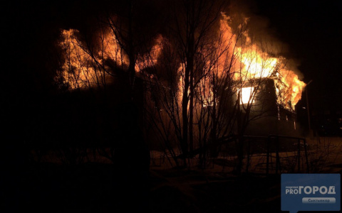 Появились подробности мощного пожара возле спорткомплекса в Сыктывкаре