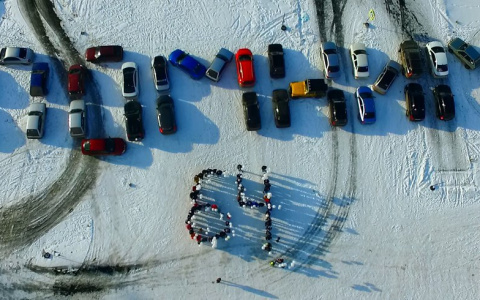 Сыктывкарцы выложили слово «Помним» своими автомобилями в память о погибших в Кемерово