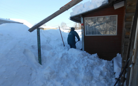 В Коми труженица тыла не могла выйти из дома из-за снежных завалов (фото)
