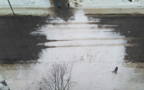 В Сыктывкаре упавшая куча снега завалила тротуар и проезжую часть