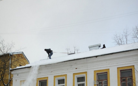 В Коми на коляску с малышом рухнула снежная глыба