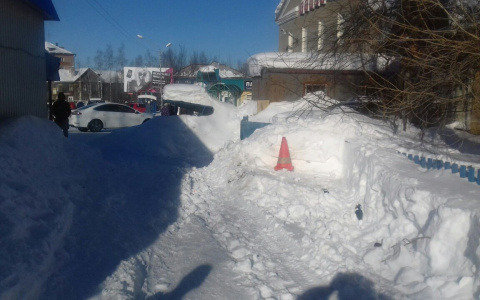В Коми из-за снегоуборочной машины в ДТП попал автобус, пострадала женщина