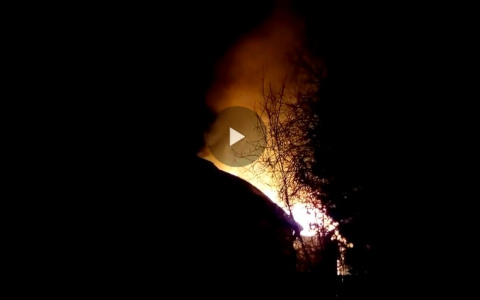 Появилось видео мощного пожара в частном секторе под Сыктывкаром