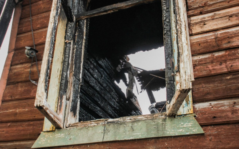 На пожаре в Коми жильцы с детьми выпрыгивали из окон, чтобы спастись