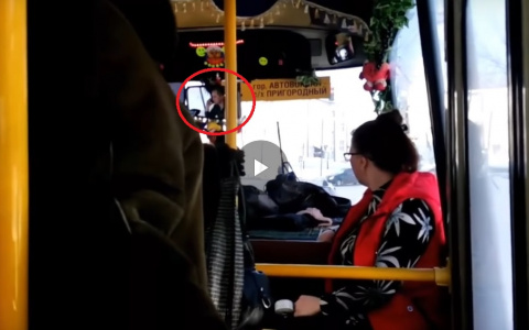 Сыктывкарцы сняли на видео возмутительное поведение водителя автобуса