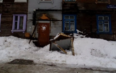 Разбитые стекла и сломанные козырьки: топ-4 последствий схода снега в Сыктывкаре