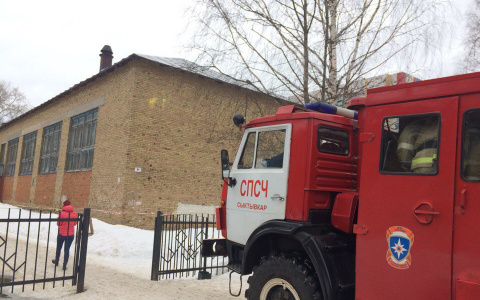 Паника в школе: в Сыктывкаре учеников эвакуировали во время экзамена