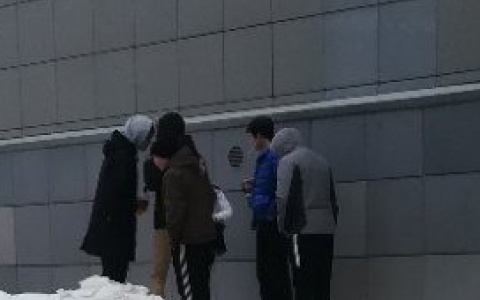 В центре Сыктывкара толпа детей пила пиво и нахально курила (фото)