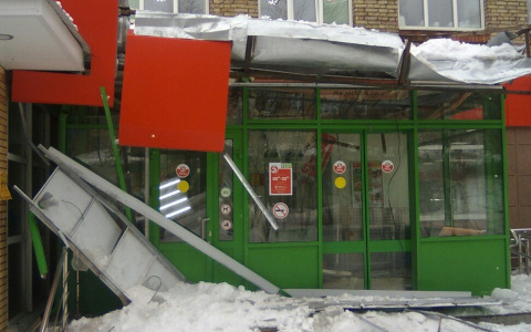 В Коми обрушилась крыша еще одной «Пятерочки» (фото)