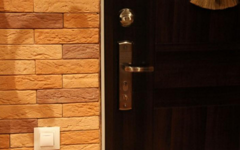 В Коми спасатели нашли на полу в запертой квартире женщину