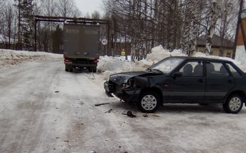 В Коми водитель ВАЗ-2115 врезался в пассажирский автобус (фото)
