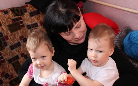 Двухлетним близняшкам с ДЦП из Сыктывкара на лечение осталось собрать 359 825 рублей (фото)