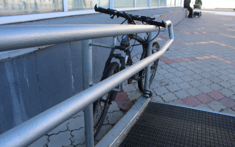 В Сыктывкаре у здания Госсовета много месяцев стоит и ржавеет дорогой велосипед