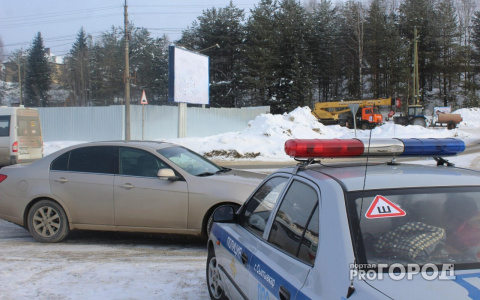 В Сыктывкаре штормовой ветер уничтожил рекламную конструкцию