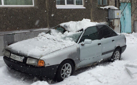 В Коми у «Ауди» крыша сложилась книжкой от упавшего на нее снега (фото)
