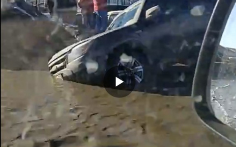 Дрожь земли: в Сыктывкаре пикап провалился под асфальт (видео)