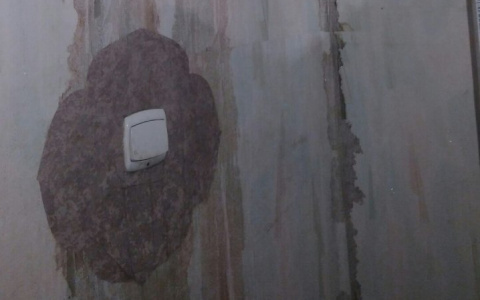 В Сыктывкаре целый подъезд утонул в растаявшем снеге (видео)