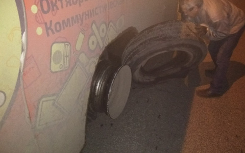 В Сыктывкаре у автобуса на ходу лопнули колеса (фото)