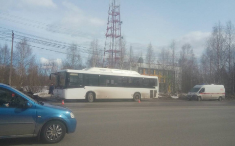 В Сыктывкаре произошло ДТП у телецентра: серьезно пострадала девушка (фото)