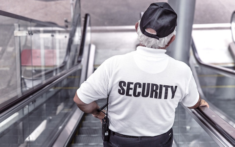 В сыктывкарском ТРЦ «Парма» охранник напал на 16-летнюю девушку