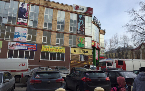 В Сыктывкаре загорелся ТЦ «Звездный» (фото)