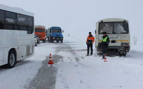 На кольцевой дороге в Коми «НЕФАЗ» протаранил «ПАЗик» с пассажирами (фото)