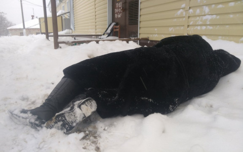 Во дворе дома в Сыктывкаре нашли женщину без сознания