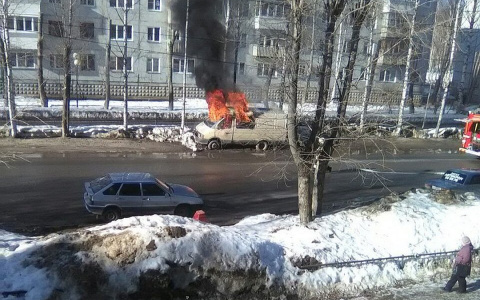 В Сыктывкаре прямо на оживленной улице вспыхнула «Газель» (фото)