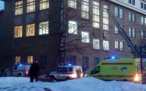 Появились фото, как экстренные службы спасли рухнувшего с крыши сыктывкарца