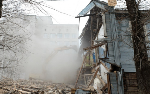 В Сыктывкаре снесли 69-летний дом возле мэрии