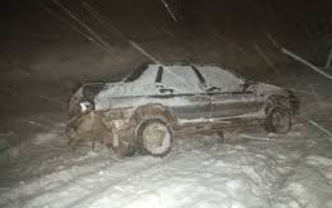 В Коми два автомобиля попали в снежный плен