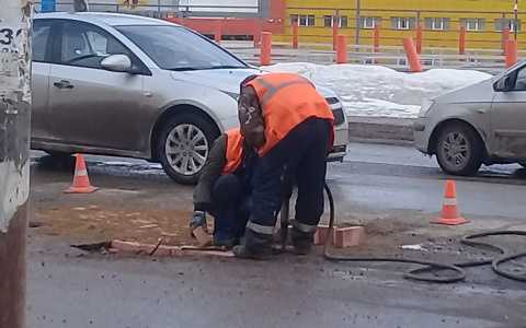 В Коми дорогу отремонтировали с помощью кирпичей (фото)