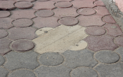 Сыктывкар прославился в соцсетях из-за деревянной заплатки в брусчатке